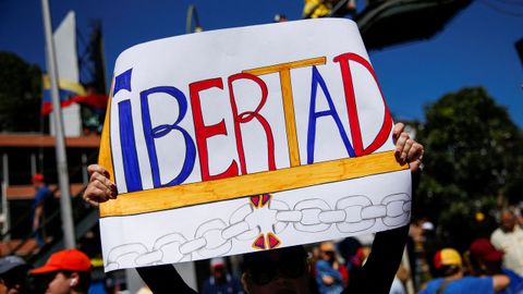 Una opositora venezolana muestra una pancarta de Libertad en las protestas contra la investidura de Maduro