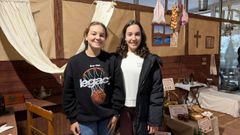 Celia P�rez y Ana Varela, alumnas del IES Blanco Amor, donde recrearon el camarote de Isabel Zendal en la expedici�n Balmis