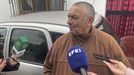 Juan Blanco, hermano del fallecido y t�o-abuelo del ni�o que se encuentra en estado grave, atiende a los medios en Manzanilla (Huelva).