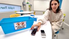 Ana Robaina con los m�viles que presta a sus alumnos para descansar de los �smartphones�. 