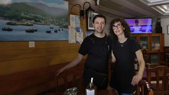 Con esencia marinera. Situado en el corazn del puerto de Celeiro, el bar Rolindes, dirigido por Santi y Lidia, rene a diario a marineros en activo y jubilados, vecinos, trabajadores en general y numerosos visitantes