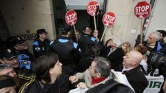 Polic�a y activistas de Stop Desahucios en el desahucio de una mujer en Ourense. 
