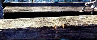 <span lang= es-es >De la rotura de carteles a cortes de cuerdas</span>. A la izquierda, un cartel roto y un pont�n con marcas de haber sido golpeado y, a la derecha, una batea que apareci� con cuerdas cortadas.