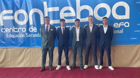 Brais Lorenzo, Marcos L�pez, Adri�n Jorge, Manuel V�zquez e Jes�s Rico, durante o acto de clausura do curso en Fonteboa