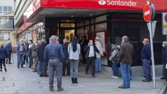 Imagen del mes de mayo en una oficina bancaria de Carballo