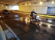 Calzada totalmente mojada ayer en la salida del túnel hacia la carretera de Castilla. 