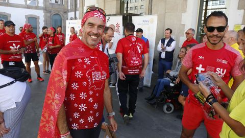 Fran Gil y sus compaeros, este mircoles, tras llegar corriendo desde Caldas al Hospital Provincial de Pontevedra, dentro de la Vuelta a Galicia 700. Sobre nuestros pasos