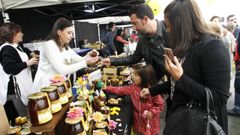 Un puesto de venta de miel en la feria, en una imagen de archivo