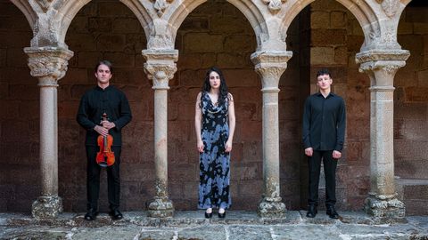 Martín González (violín), Cecilia Rodríguez (voz y violín) y Roi Lago (piano), integrantes del grupo Divisi Ensemble.