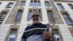 Pedro Membiela frente al pabell�n 1 del campus de Ourense