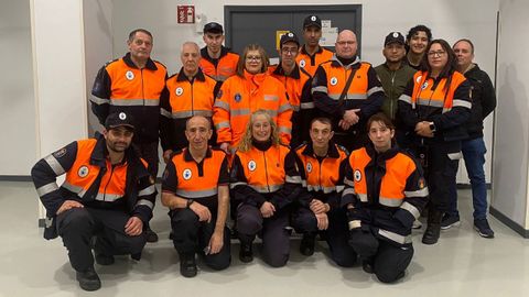 Parte del grupo de voluntarios (con el jefe, Roberto Dom�nguez, segundo por la izquierda agachado), en una jornada de formaci�n que celebraron en la Casa Dopeso