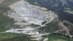 El director de la explotaci�n, donde se extrae la dunita y se tritura, en diversas granulometr�as.