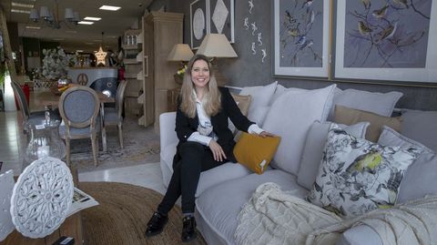 Ana Tojo reabri Fox Home en un local mucho ms grande que el anterior y con un alquiler ms asequible. La nueva tienda de decoracin est en O Milladoiro, en la esquina entre la avenida Rosala de Castro y la ra do Francs (junto al concesionario Si Buscas Coche y frente a la ferretera Villaverde)