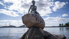 La escultura de bronce apareci� con la pintada  pez racista 