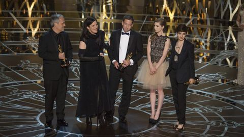 Dirk Wilutzky, Laura Poitras, Glenn Greenwald, Lindsay Mills y Mathilde Bonnefoy en el momento en el que recogen el �scar al Mejor Documental por �Citizenfour�