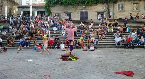 El payaso Rudi Dudi entretuvo a su p�blico en A Quintana, que se implic� en el espect�culo.