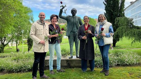 Gonzalo Muíños, Marta Álvarez, Mercedes Rosón y Mila Castro ayer, ante la estatua de Pablo Iglesias en Vite