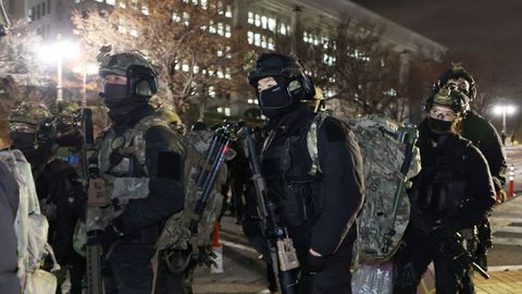 Los militares, en el exterior del Parlamento.