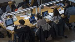 Alumnos preparando los ex�menes en la biblioteca Conchi