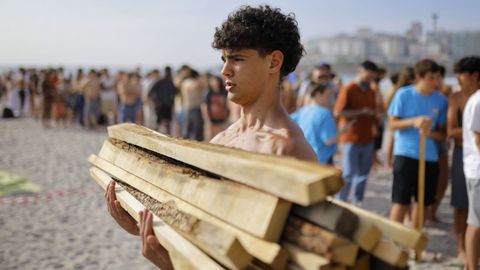 Recogida de madera para las hogueras en las playas de A Coruña
