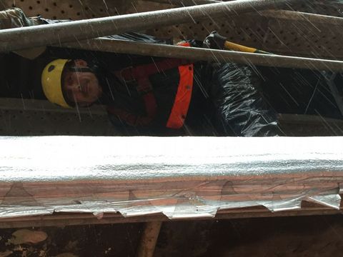 <span lang= es-es >Jesús, encargado de una obra y calado por los cuatro costados</span>. Trabaja junto a su cuadrilla de albañiles en el centro pontevedrés, arreglando la fachada de un edificio. Ni el traje de aguas ni el amparo del andamio logran que no se empape. Señala que en días como el viernes su labor se vuelve «terrorífica».