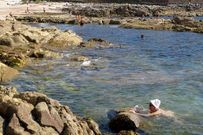 De izquierda a derecha y de arriba a abajo, r�o Lagares, en el Cami�o � Beiramar; sendero de Baiona, a su paso por A Concheira; O Ancoradouro, por donde pasa la ruta de Cabo Udra; O Carreir�n, una parte de la senda Bao-Xastelas; y el faro de Punta Robaleira, en Cangas