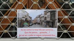 Cartel en un negocio de A Fonsagrada sobre el futuro del comercio en la villa