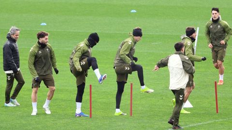 Los jugadores del Celta, ejercit�ndose en la previa de la visita al Espanyol.