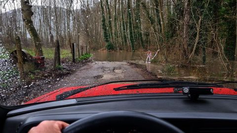 La carretera que une O Aguilln con A Reza en A Ra de Valdeorras est inundada.