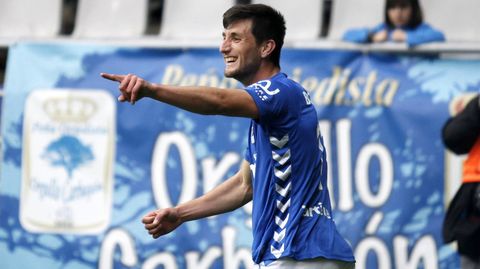 Borja Valle celebra un gol con el Oviedo en la temporada 15/16