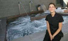 A Mariña ya atrae turismo también en otoño, en la imagen el spa de Las Sirenas en Viveiro. 