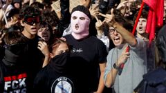 Participantes en los disturbios de la plaza de Mar�a Pita, en A Coru�a.