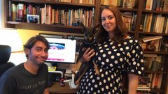 Guillermo Ca�a y Maeve Doyle, en su casa de Asturias donde han vuelto para teletrabajar desde su tierra natal