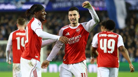 Gabriel Martinelli celebra, junto a Noni Madueke, el tercer gol del Arsenal.