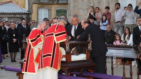 Desenclavo y procesi�n del Santo Entierro en Rianxo