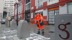 Un operario de Empresa Municipal de Medio Ambiente Urbano de Gij�n EMULSA desinfecta las zonas de Puerta de la Villa y de La Tejerona 
