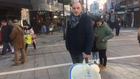 El ovetense Jose Ram�n P�rez aprovechando las rebajas