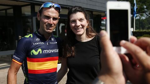 Alejandro Valverde (Movistar TEam) se fotograf�a con una aficionada.