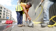 Un operario trabajando ayer en la Gran V�a carballesa.