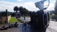 Furgoneta volcada en San Mateo