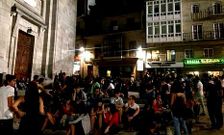 Unos clientes consumen bebidas en el exterior de la Colegiata de Vigo, en foto de archivo.