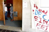 Dos trabajadoras, a quienes no reconoce la nueva empresa, en la escuela infantil de Conxo.