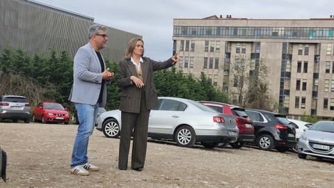 Los populares Luisa S�nchez y Miguel Mart�n, en los terrenos pendientes de ser transferidos para el prometido equipamiento