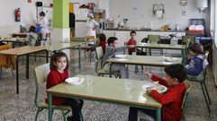 Los alumnos de primaria del Curros Enr�quez comen separados a metro y medio de distancia