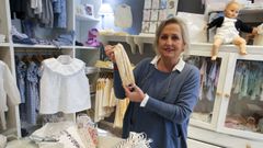 Patricia Portol�s, con una de las mascarillas que est�n confeccionando las modistas y colaboradores de Koke's
