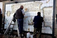 Varios expertos trabajan para eliminar las sales, humedades y hongos del mural. 