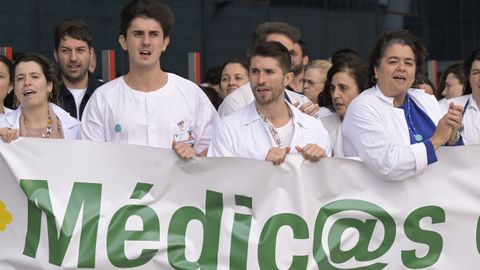 Mdicos durante la concentracin del colectivo ante el Hospital Universitario Central de Asturias (HUCA), en Oviedo
