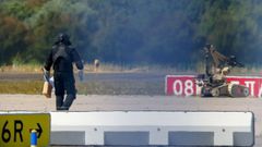 Un agente en el aeropuerto de Leipzig tratando de desactivar el artefacto