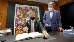 El delegado del Gobierno en Galicia, Jos� Mi�ones, firma en el libro del Concello de Pontevedra, en presencia del alcalde, Miguel Anxo Fern�ndez Lores