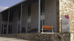 Fachada principal del albergue municipal Os Chacotes, en Palas